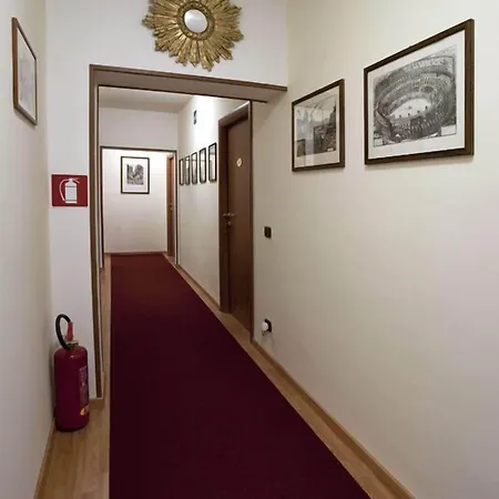 לינה וארוחת בוקר Domus Appia 154 4*